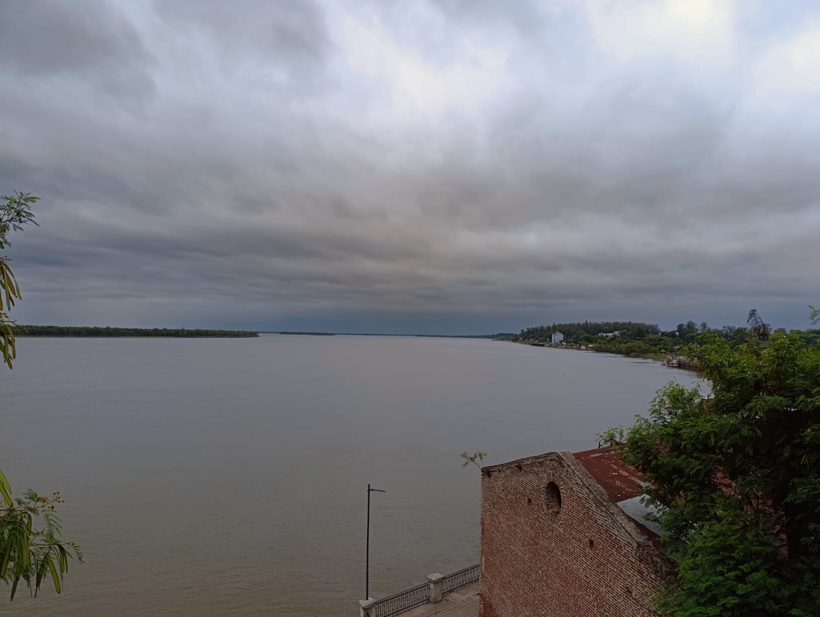 Miércoles gris y con lluvias en La Paz